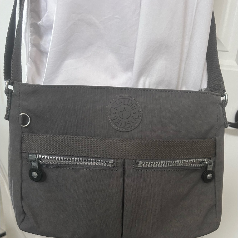 Kipling Medium Crossbody Bag.  Color: Gray.